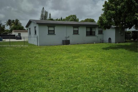 Villa ou maison à louer à Miami, Floride: 4 chambres, 106.28 m2 № 1939387 - photo 13