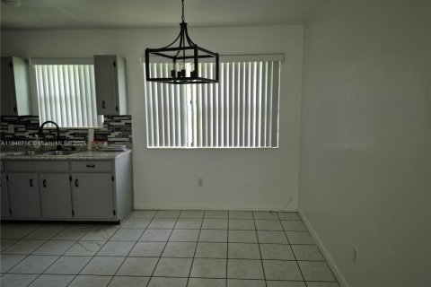 Villa ou maison à louer à Miami, Floride: 4 chambres, 106.28 m2 № 1939387 - photo 4