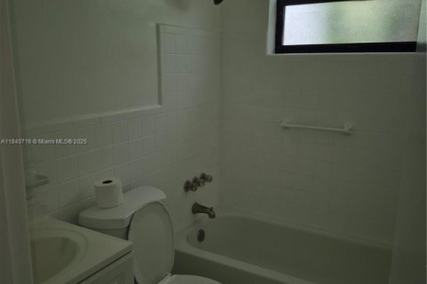 Villa ou maison à louer à Miami, Floride: 4 chambres, 106.28 m2 № 1939387 - photo 9