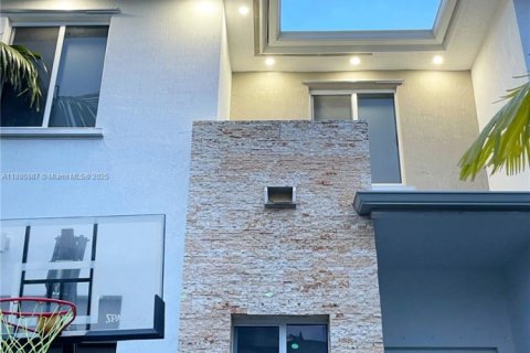 Adosado en alquiler en Miami, Florida, 3 dormitorios, 176.33 m2 № 1940960 - foto 1