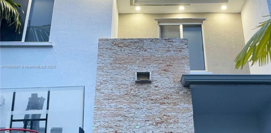 Adosado en Miami, Florida 3 dormitorios, 176.33 m2 № 1940960