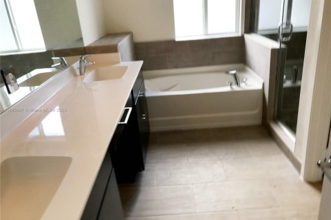 Adosado en alquiler en Miami, Florida, 3 dormitorios, 176.33 m2 № 1940960 - foto 5