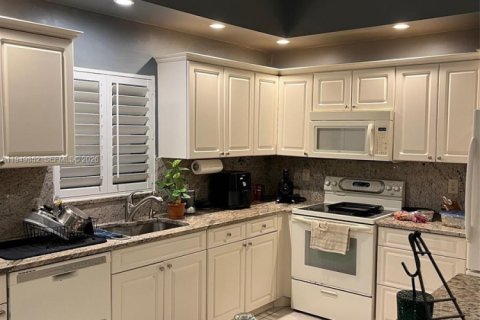 Снять в аренду виллу или дом в Уэст-Палм-Бич, Флорида 2 спальни, 140.47м2, № 2005574 - фото 14