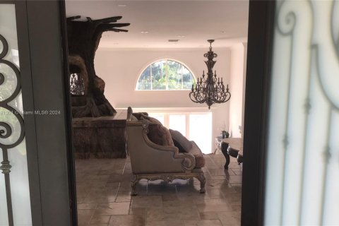 House in Kendall, Florida 5 bedrooms, 327.67 sq.m. № 1932364 - photo 28