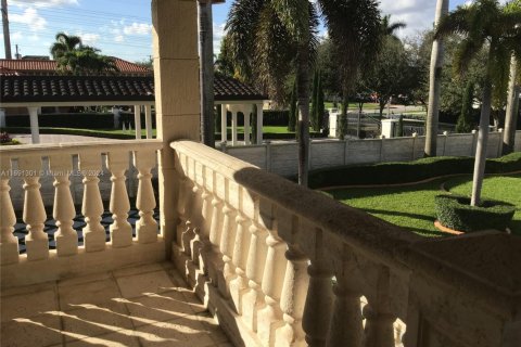 House in Kendall, Florida 5 bedrooms, 327.67 sq.m. № 1932364 - photo 26