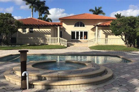 House in Kendall, Florida 5 bedrooms, 327.67 sq.m. № 1932364 - photo 2