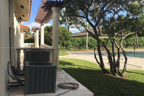 House in Kendall, Florida 5 bedrooms, 327.67 sq.m. № 1932364 - photo 19