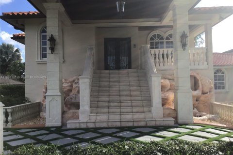 House in Kendall, Florida 5 bedrooms, 327.67 sq.m. № 1932364 - photo 9