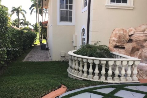 House in Kendall, Florida 5 bedrooms, 327.67 sq.m. № 1932364 - photo 7