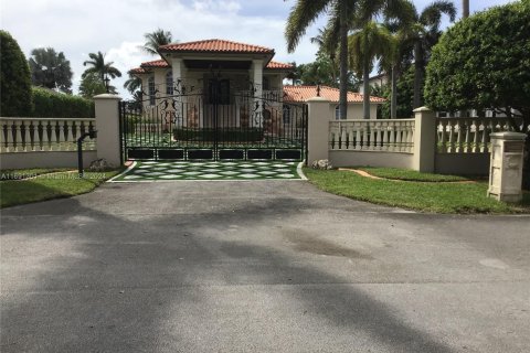 House in Kendall, Florida 5 bedrooms, 327.67 sq.m. № 1932364 - photo 1