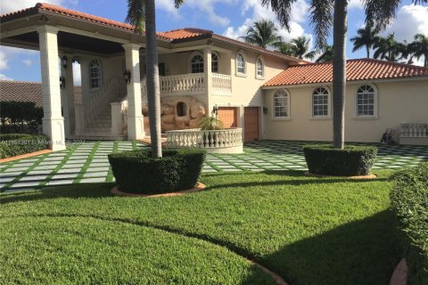 House in Kendall, Florida 5 bedrooms, 327.67 sq.m. № 1932364 - photo 11