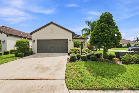 House in Bradenton, Florida 3 bedrooms, 141.95 sq.m. № 2396395 - photo 2