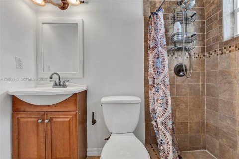 House in Miami, Florida 4 bedrooms, 164.62 sq.m. № 2069643 - photo 25