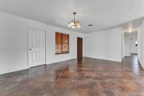 House in Miami, Florida 4 bedrooms, 164.62 sq.m. № 2069643 - photo 4