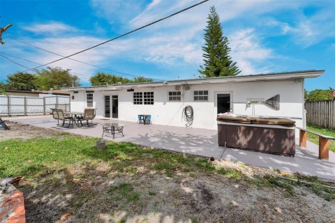 House in Miami, Florida 4 bedrooms, 164.62 sq.m. № 2069643 - photo 27