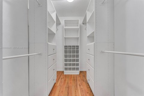 House in Miami, Florida 4 bedrooms, 164.62 sq.m. № 2069643 - photo 15