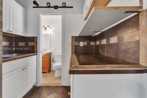 House in Miami, Florida 4 bedrooms, 164.62 sq.m. № 2069643 - photo 24