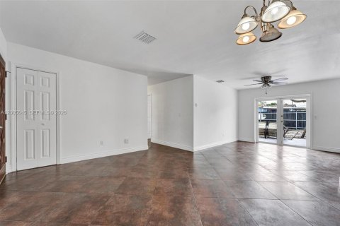 House in Miami, Florida 4 bedrooms, 164.62 sq.m. № 2069643 - photo 5