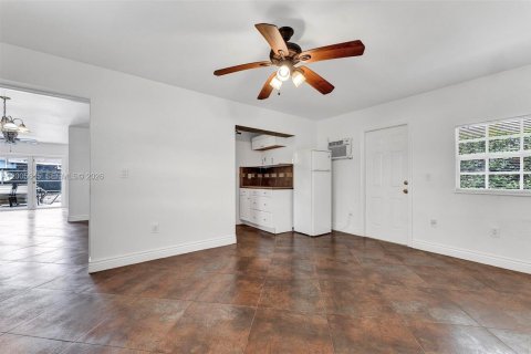 House in Miami, Florida 4 bedrooms, 164.62 sq.m. № 2069643 - photo 22