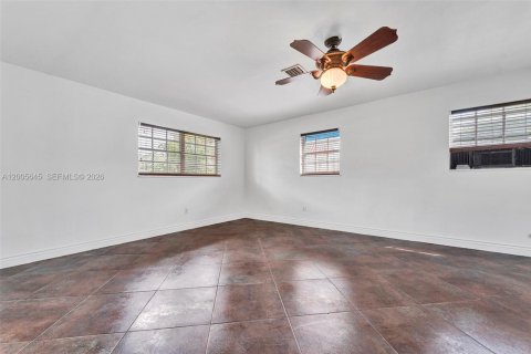 House in Miami, Florida 4 bedrooms, 164.62 sq.m. № 2069643 - photo 13