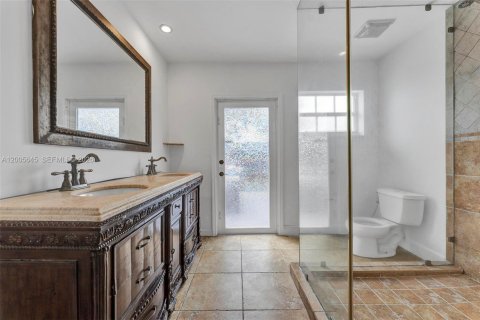 House in Miami, Florida 4 bedrooms, 164.62 sq.m. № 2069643 - photo 16