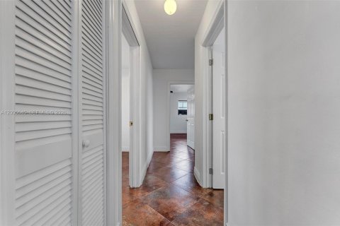 House in Miami, Florida 4 bedrooms, 164.62 sq.m. № 2069643 - photo 12