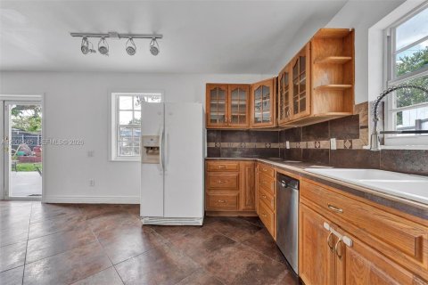 House in Miami, Florida 4 bedrooms, 164.62 sq.m. № 2069643 - photo 10