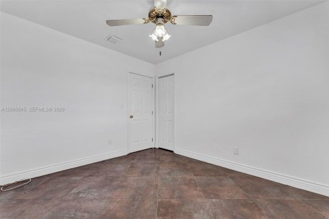 House in Miami, Florida 4 bedrooms, 164.62 sq.m. № 2069643 - photo 20