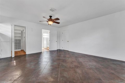 House in Miami, Florida 4 bedrooms, 164.62 sq.m. № 2069643 - photo 14