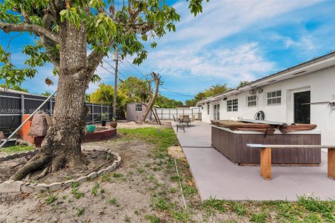 House in Miami, Florida 4 bedrooms, 164.62 sq.m. № 2069643 - photo 29