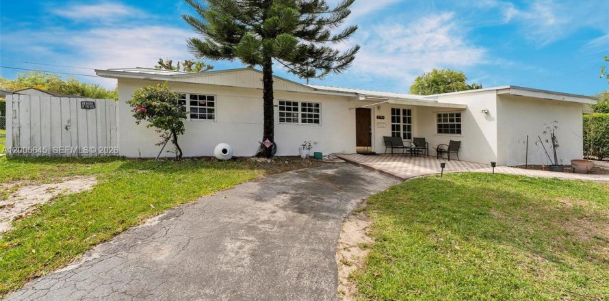 House in Miami, Florida 4 bedrooms, 164.62 sq.m. № 2069643