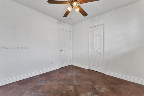 House in Miami, Florida 4 bedrooms, 164.62 sq.m. № 2069643 - photo 18