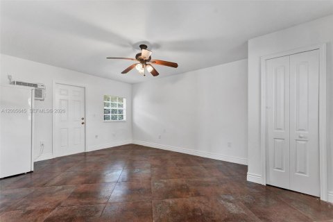 House in Miami, Florida 4 bedrooms, 164.62 sq.m. № 2069643 - photo 23