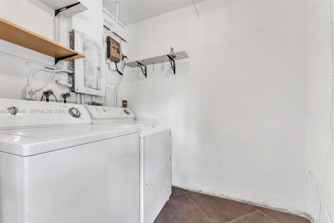 House in Miami, Florida 4 bedrooms, 164.62 sq.m. № 2069643 - photo 26