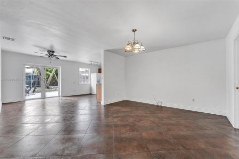 House in Miami, Florida 4 bedrooms, 164.62 sq.m. № 2069643 - photo 6