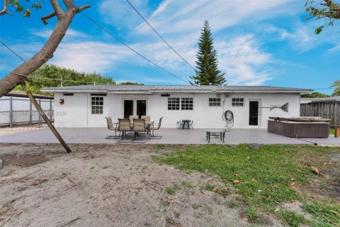 House in Miami, Florida 4 bedrooms, 164.62 sq.m. № 2069643 - photo 28