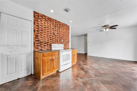 House in Miami, Florida 4 bedrooms, 164.62 sq.m. № 2069643 - photo 11