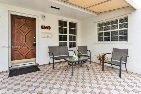 House in Miami, Florida 4 bedrooms, 164.62 sq.m. № 2069643 - photo 3