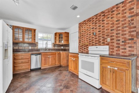 House in Miami, Florida 4 bedrooms, 164.62 sq.m. № 2069643 - photo 9