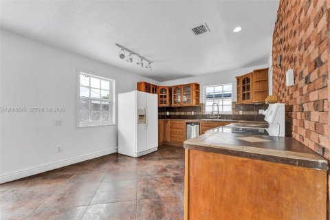 House in Miami, Florida 4 bedrooms, 164.62 sq.m. № 2069643 - photo 8