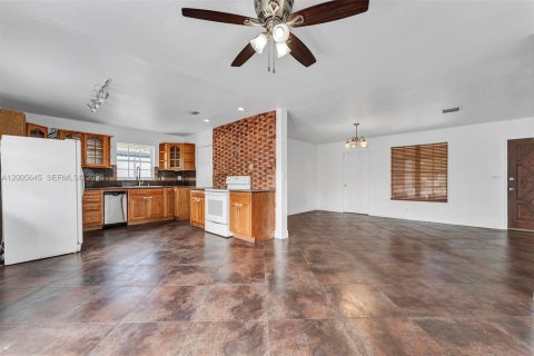 House in Miami, Florida 4 bedrooms, 164.62 sq.m. № 2069643 - photo 7