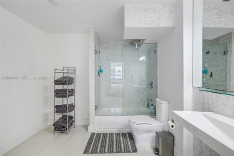 Снять в аренду кондоминиум в Серфсайд, Флорида 2 спальни, 118.91м2, № 2078028 - фото 12