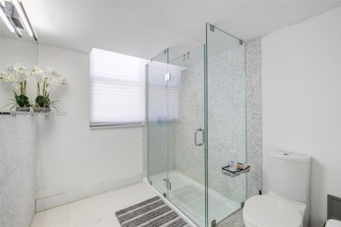 Снять в аренду кондоминиум в Серфсайд, Флорида 2 спальни, 118.91м2, № 2078028 - фото 16