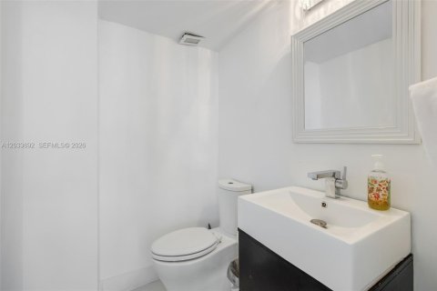 Снять в аренду кондоминиум в Серфсайд, Флорида 2 спальни, 118.91м2, № 2078028 - фото 7