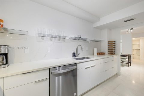 Снять в аренду кондоминиум в Серфсайд, Флорида 2 спальни, 118.91м2, № 2078028 - фото 6