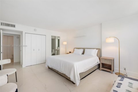 Снять в аренду кондоминиум в Серфсайд, Флорида 2 спальни, 118.91м2, № 2078028 - фото 9