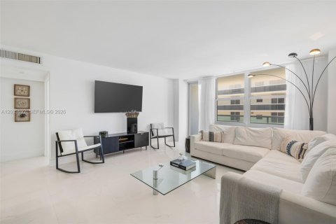 Снять в аренду кондоминиум в Серфсайд, Флорида 2 спальни, 118.91м2, № 2078028 - фото 3