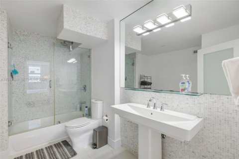 Снять в аренду кондоминиум в Серфсайд, Флорида 2 спальни, 118.91м2, № 2078028 - фото 11
