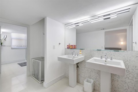 Снять в аренду кондоминиум в Серфсайд, Флорида 2 спальни, 118.91м2, № 2078028 - фото 15