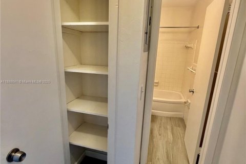 Снять в аренду квартиру в Холливуд, Флорида 1 спальня, 58.53м2, № 1942092 - фото 9